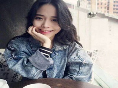 一小孩和妈妈摘萝卜：周末农场亲子乐，萝卜地里笑声扬-3